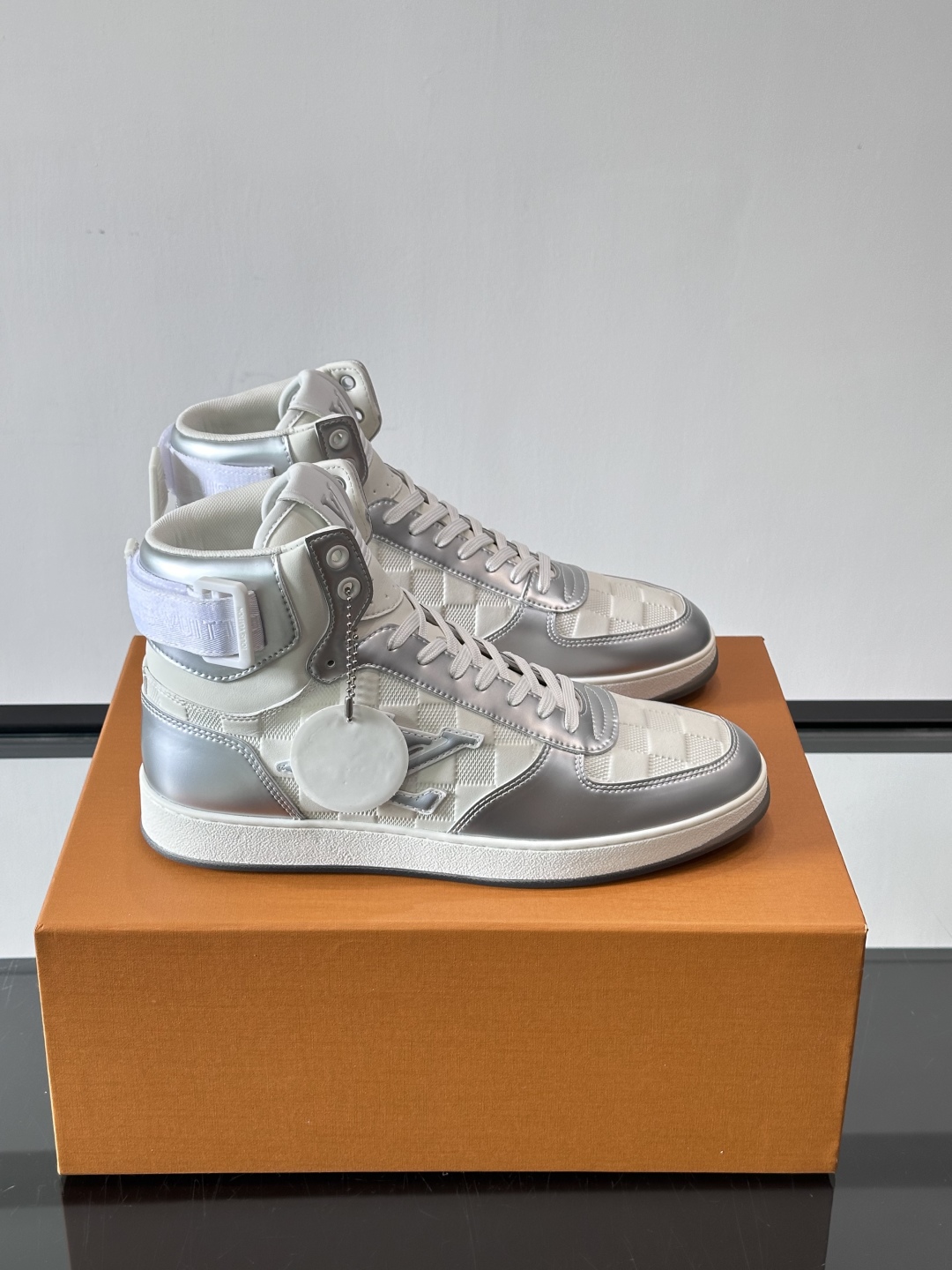 Bagsaaaa L0vis Vvtt0n Rivoli Sneaker Boot in white and silver