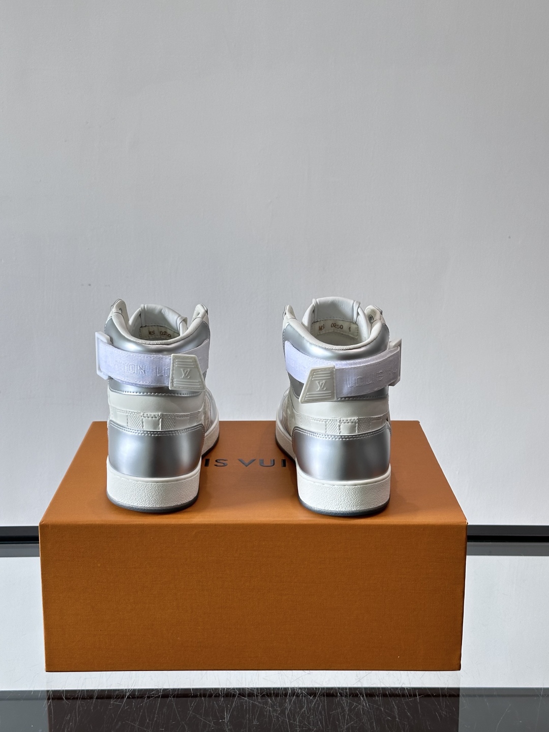Bagsaaaa L0vis Vvtt0n Rivoli Sneaker Boot in white and silver