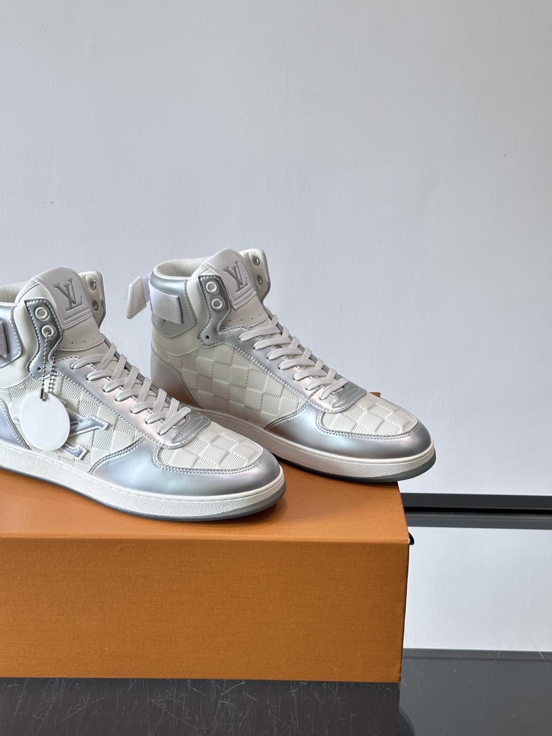 Bagsaaaa L0vis Vvtt0n Rivoli Sneaker Boot in white and silver
