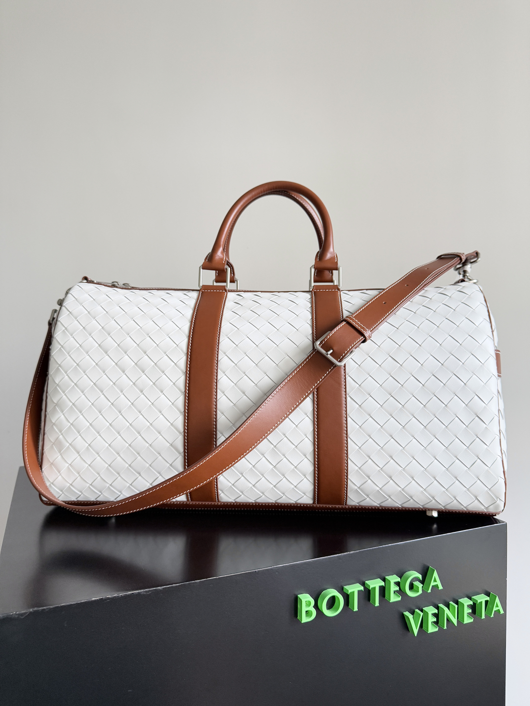 Bagsaaa B0tt*ga Ven*ta Medium Classic Intrecciato Duffle Bag in white and camel - 55cm
