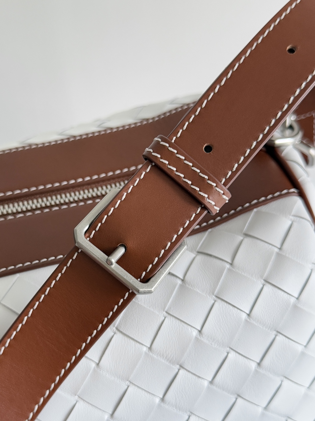 Bagsaaa B0tt*ga Ven*ta Medium Classic Intrecciato Duffle Bag in white and camel - 55cm