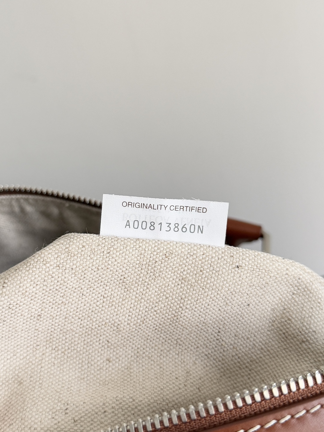 Bagsaaa B0tt*ga Ven*ta Medium Classic Intrecciato Duffle Bag in white and camel - 55cm
