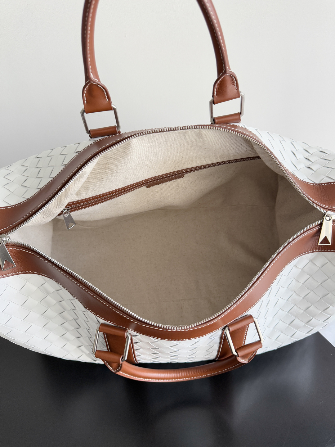 Bagsaaa B0tt*ga Ven*ta Medium Classic Intrecciato Duffle Bag in white and camel - 55cm