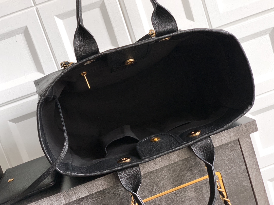 Bagsaaa Ch**el Deauville tote bag in calfskin leather black