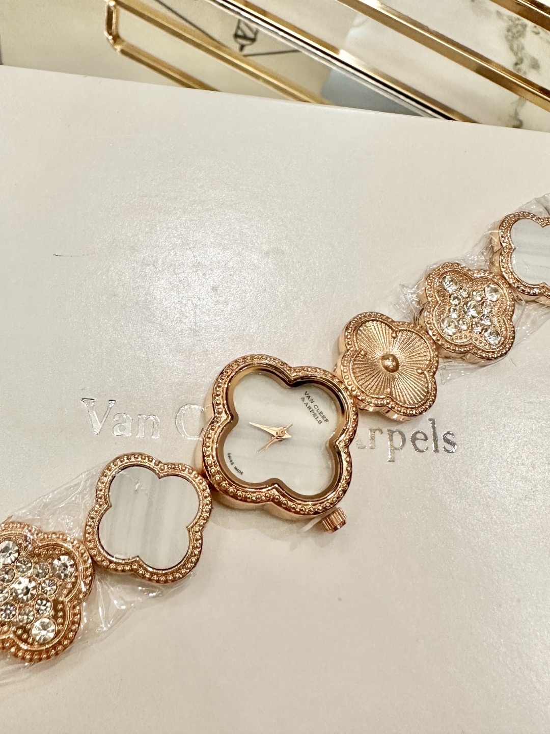 Bagsaaa VCA Sweet Alhambra watch rose gold