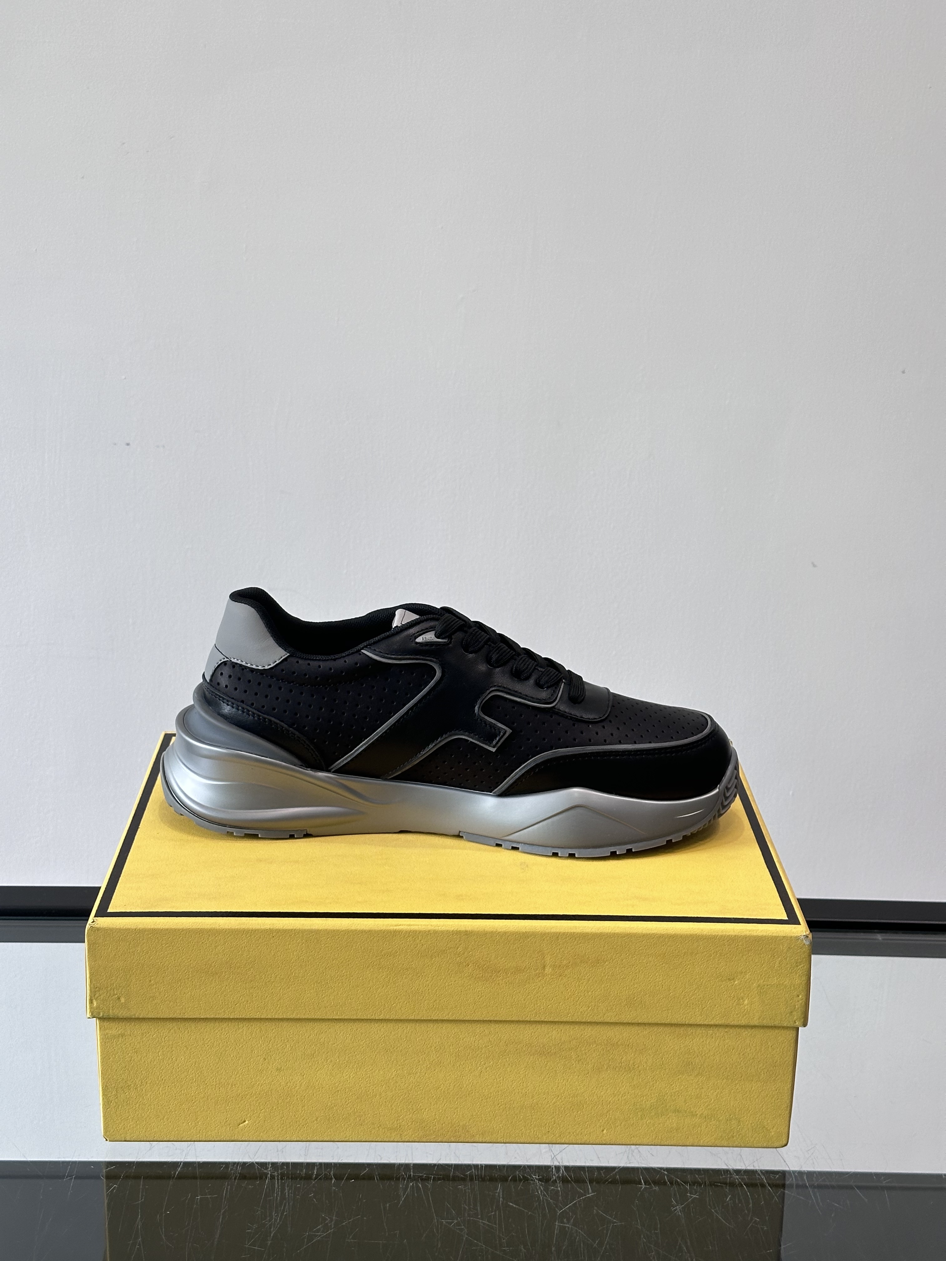 Bagsaaa F**di Flow sneaker black
