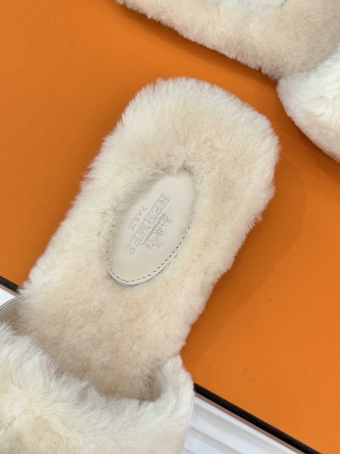 Bagsaaa Giulia sandal beige shearling