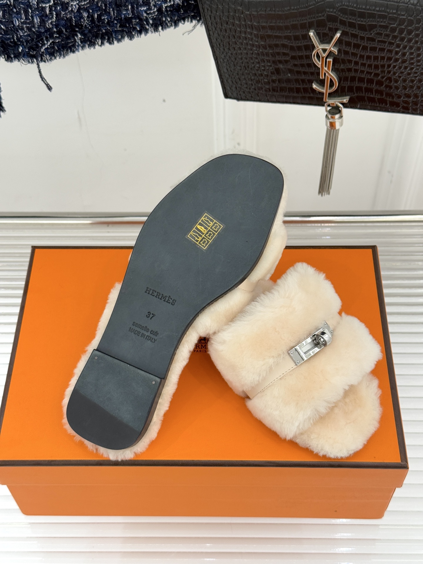 Bagsaaa Giulia sandal beige shearling
