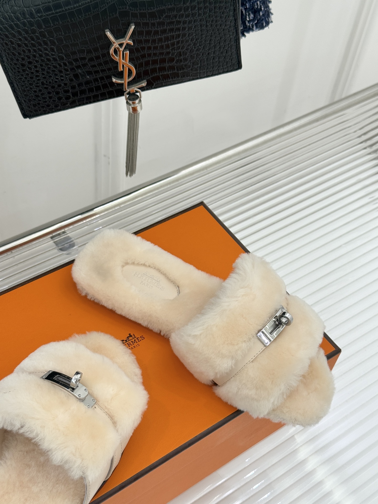 Bagsaaa Giulia sandal beige shearling