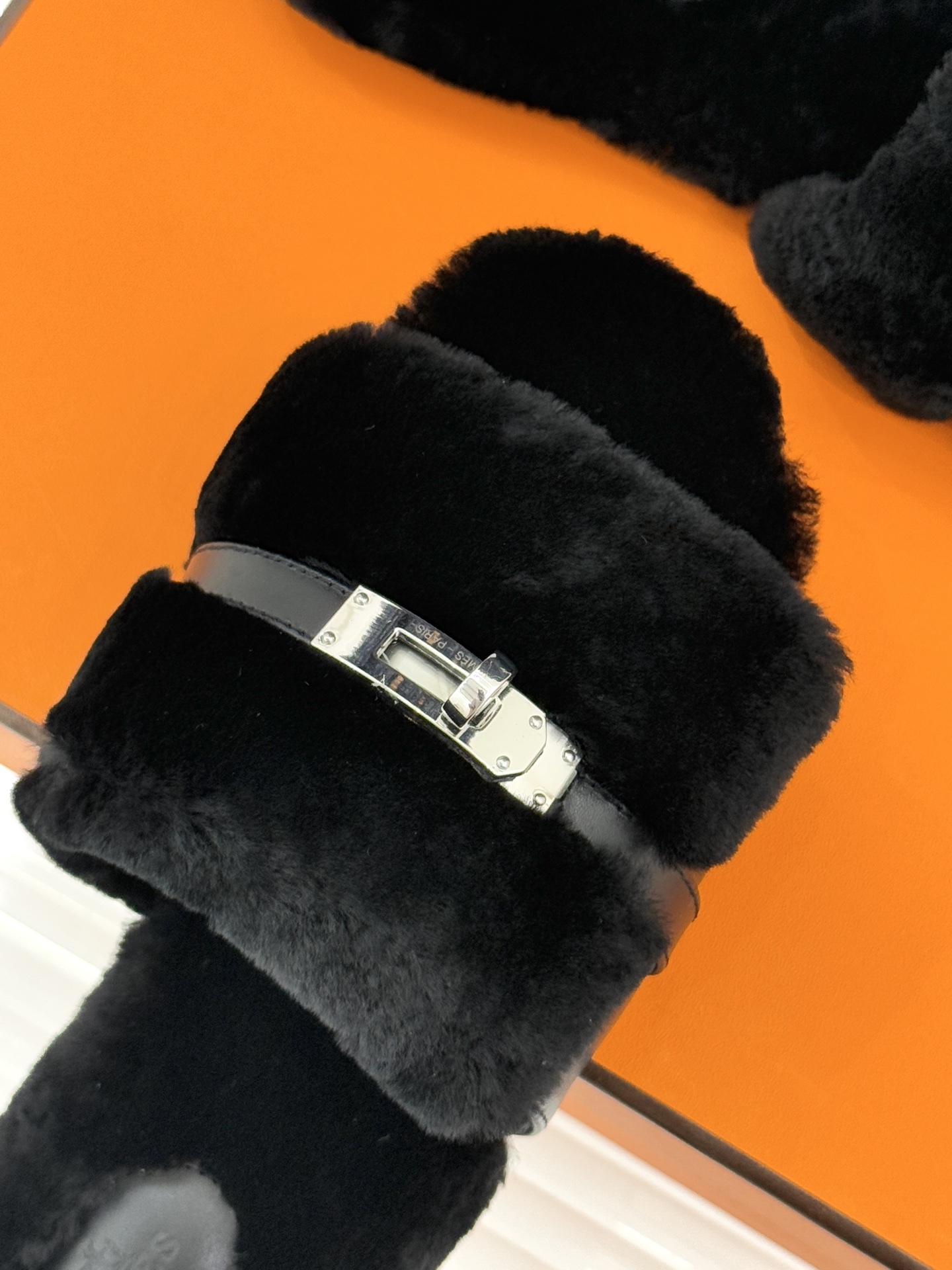 Bagsaaa Giulia sandal black shearling