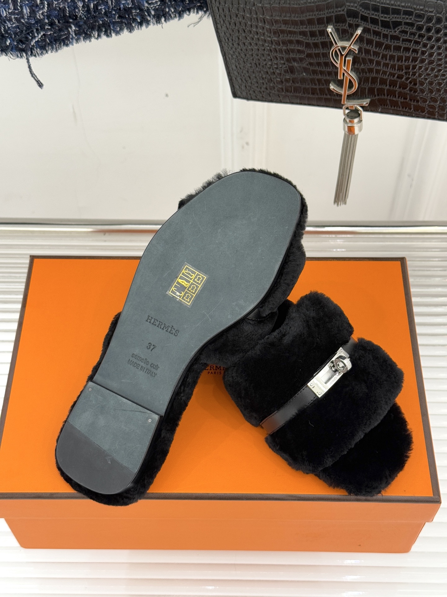 Bagsaaa Giulia sandal black shearling
