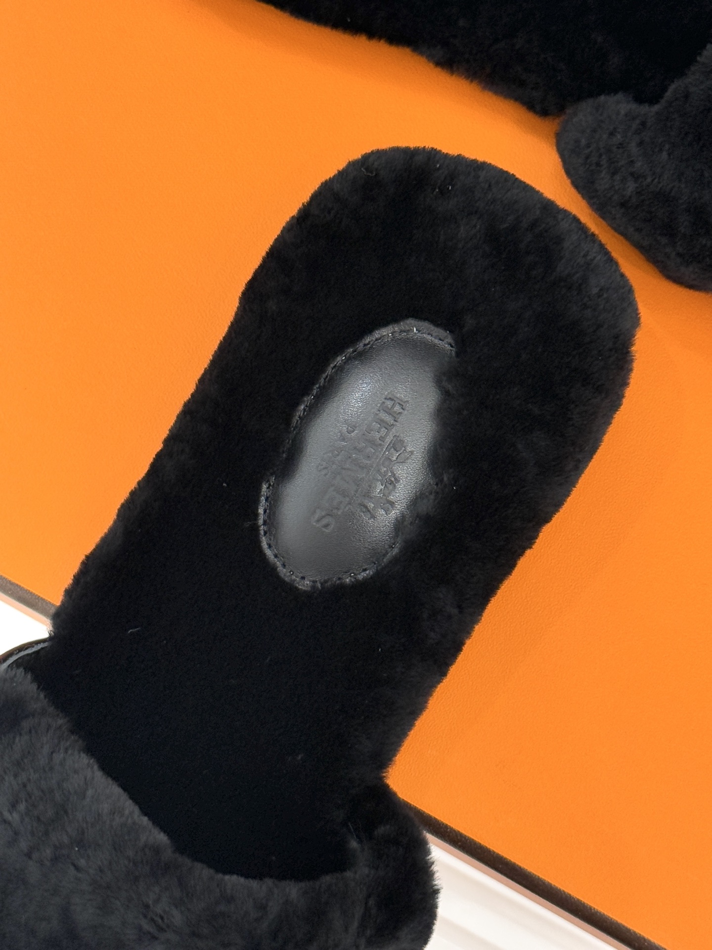 Bagsaaa Giulia sandal black shearling