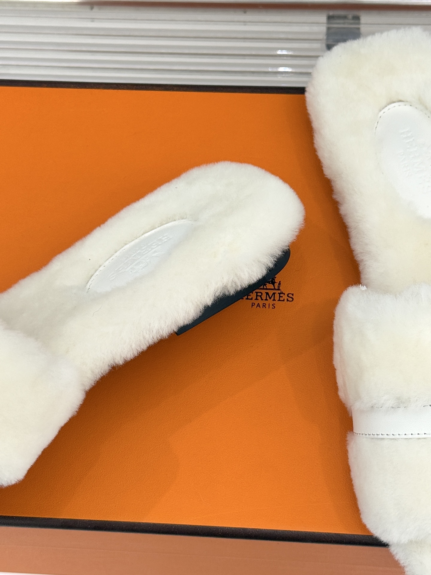 Bagsaaa Giulia sandal white shearling