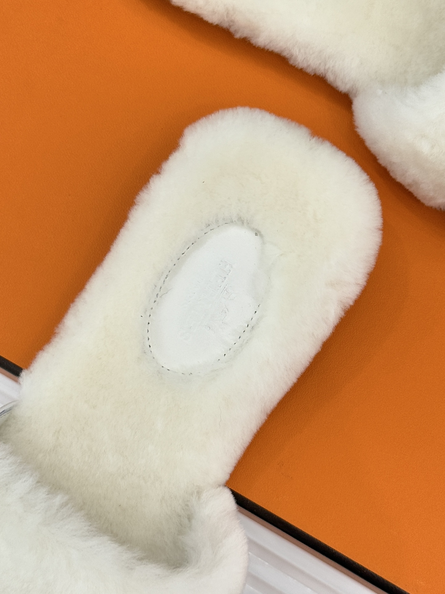 Bagsaaa Giulia sandal white shearling