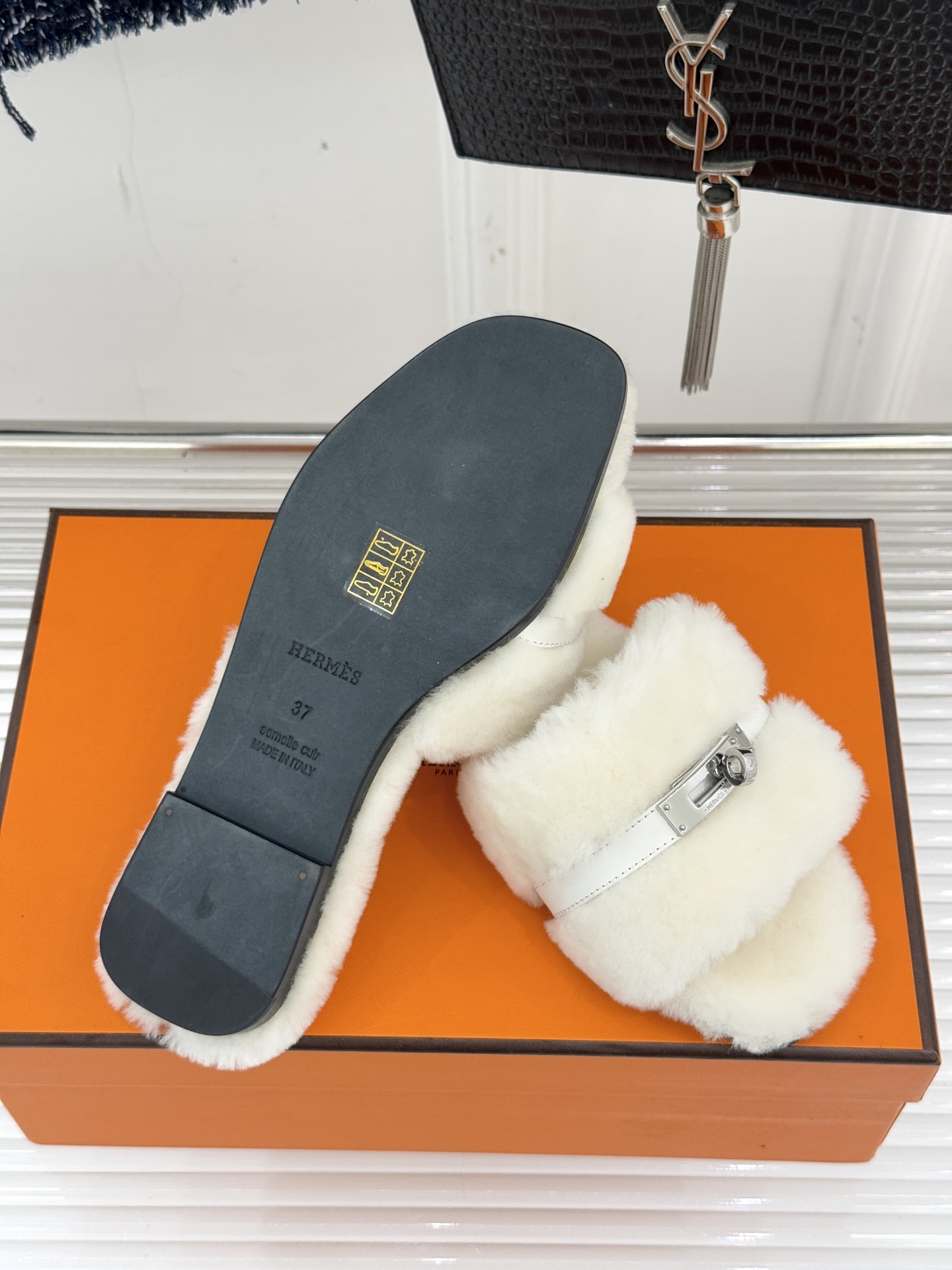 Bagsaaa Giulia sandal white shearling
