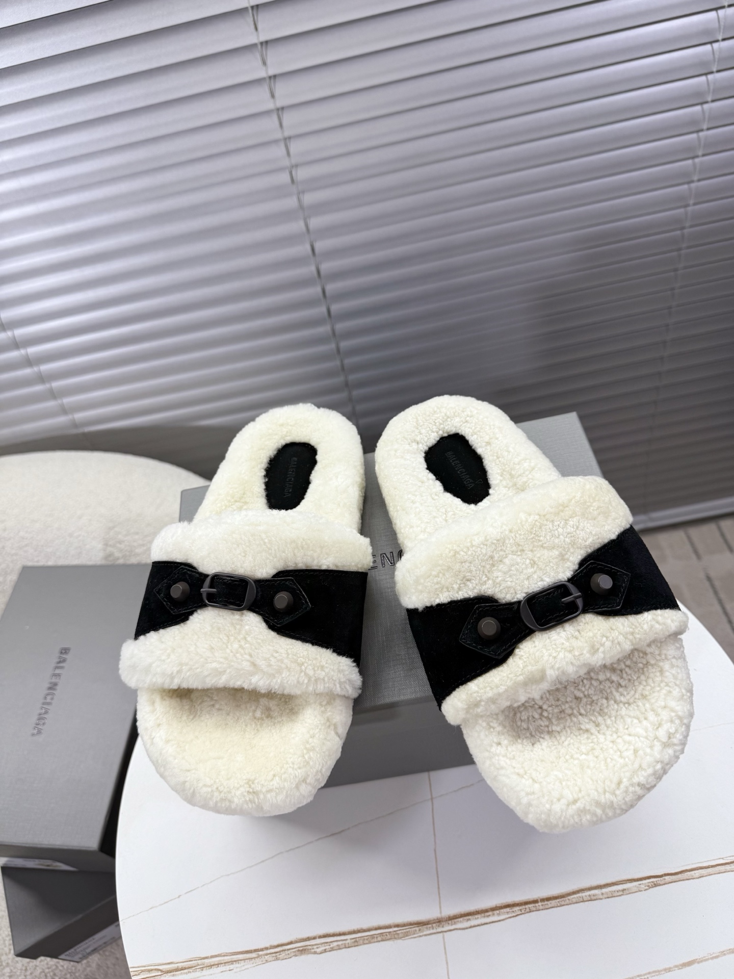 Bagsaaa Ba1en*iaga Furry Slide Sandals with black