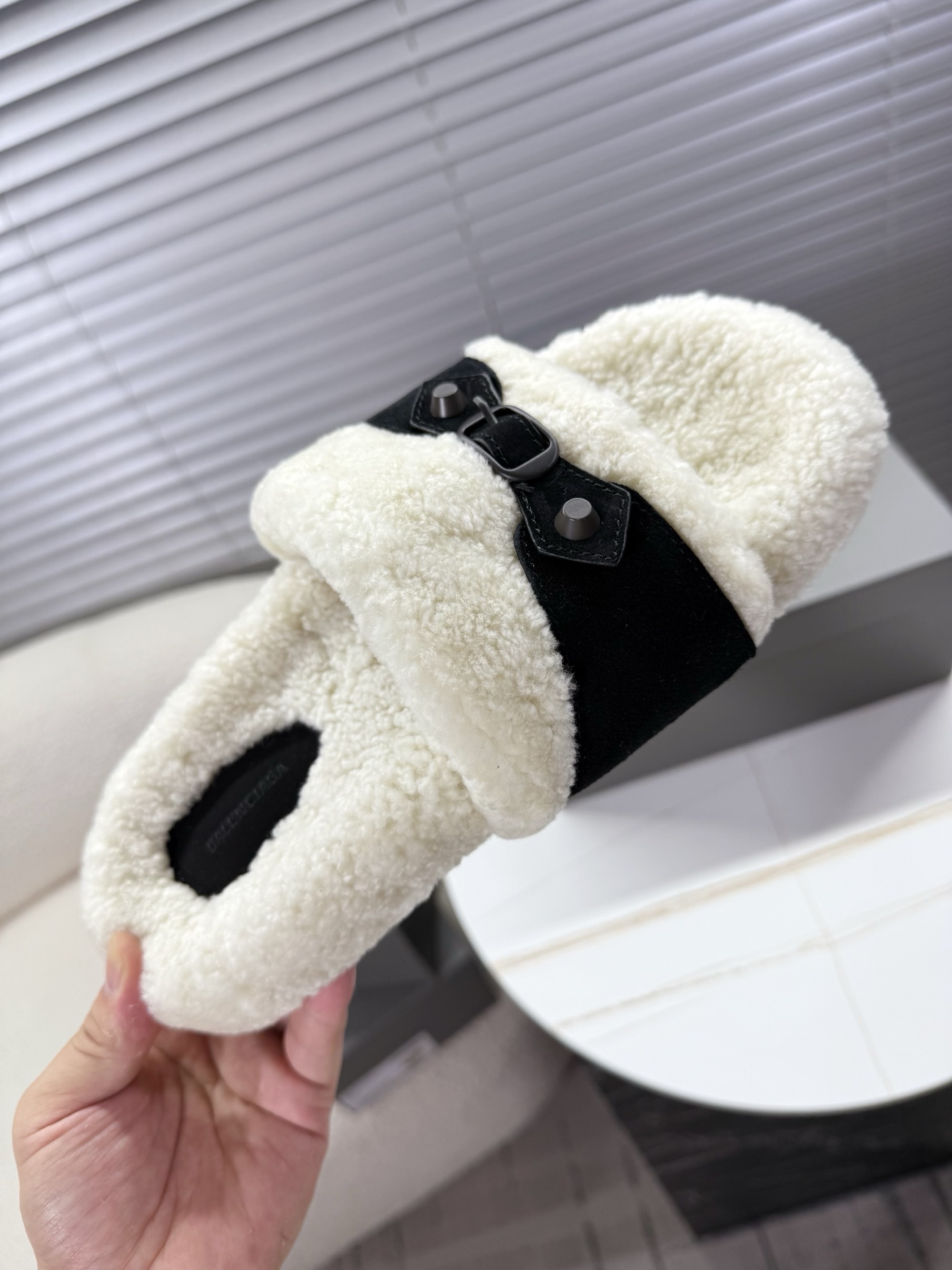 Bagsaaa Ba1en*iaga Furry Slide Sandals with black