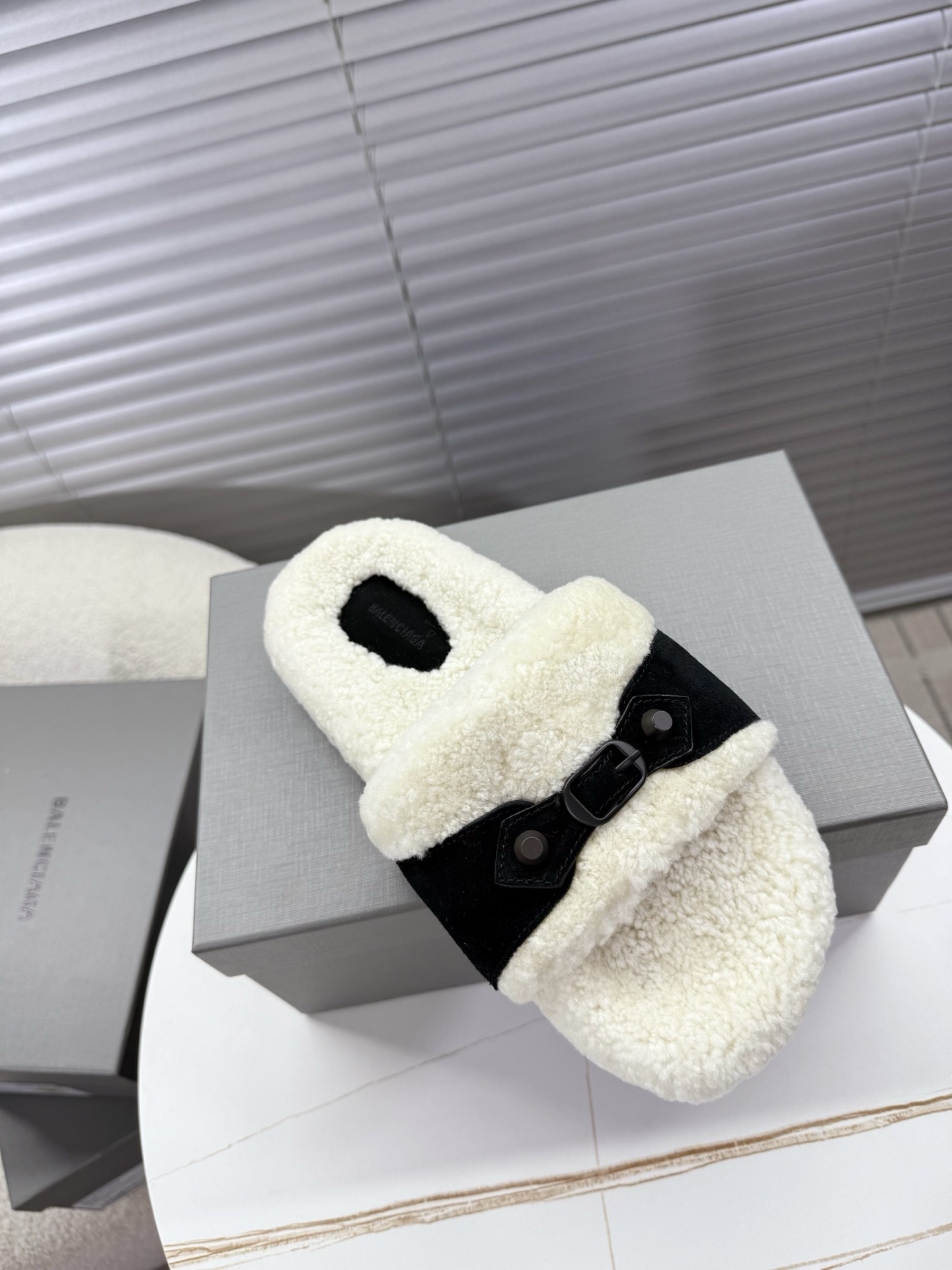 Bagsaaa Ba1en*iaga Furry Slide Sandals with black