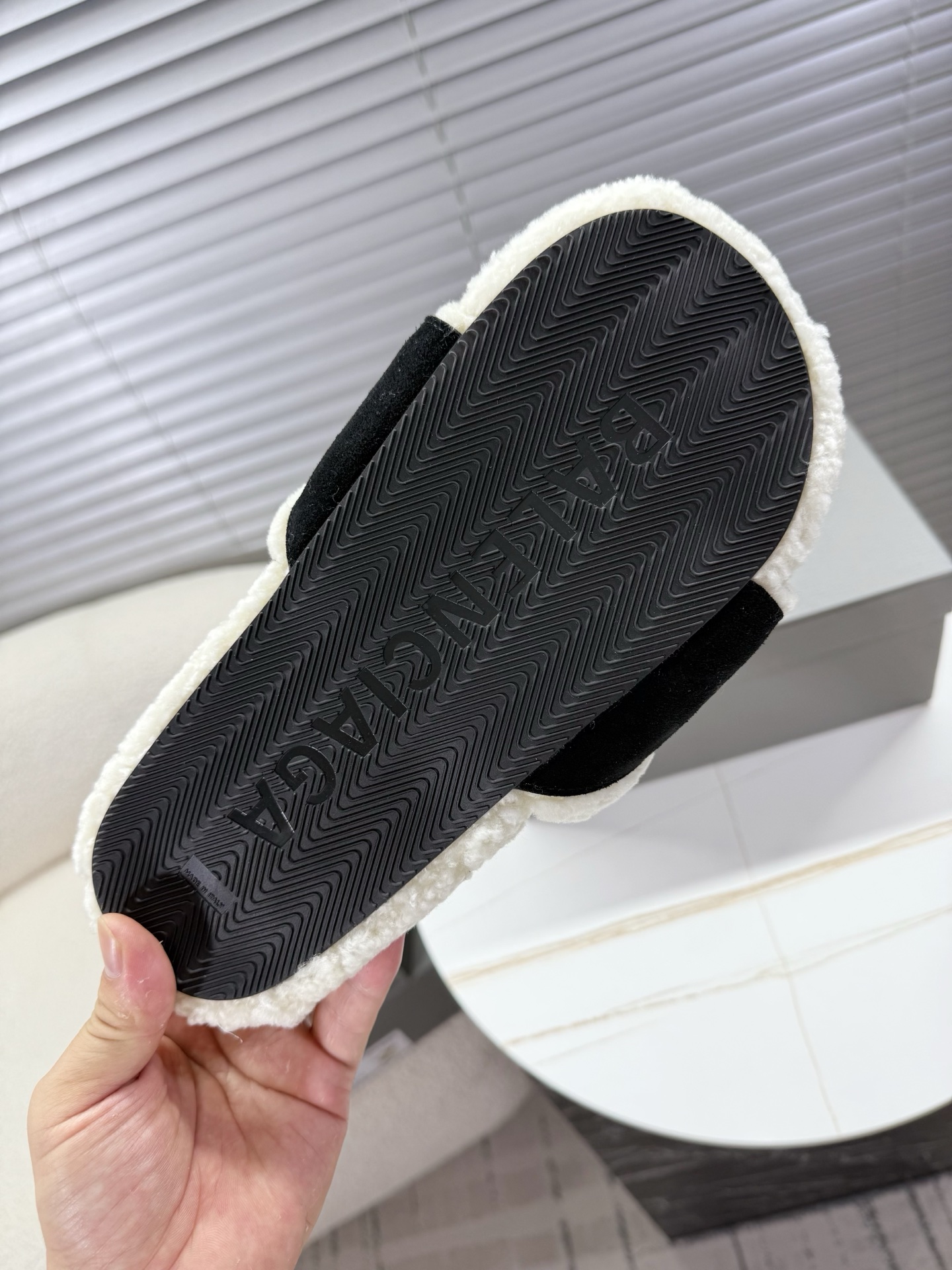 Bagsaaa Ba1en*iaga Furry Slide Sandals with black