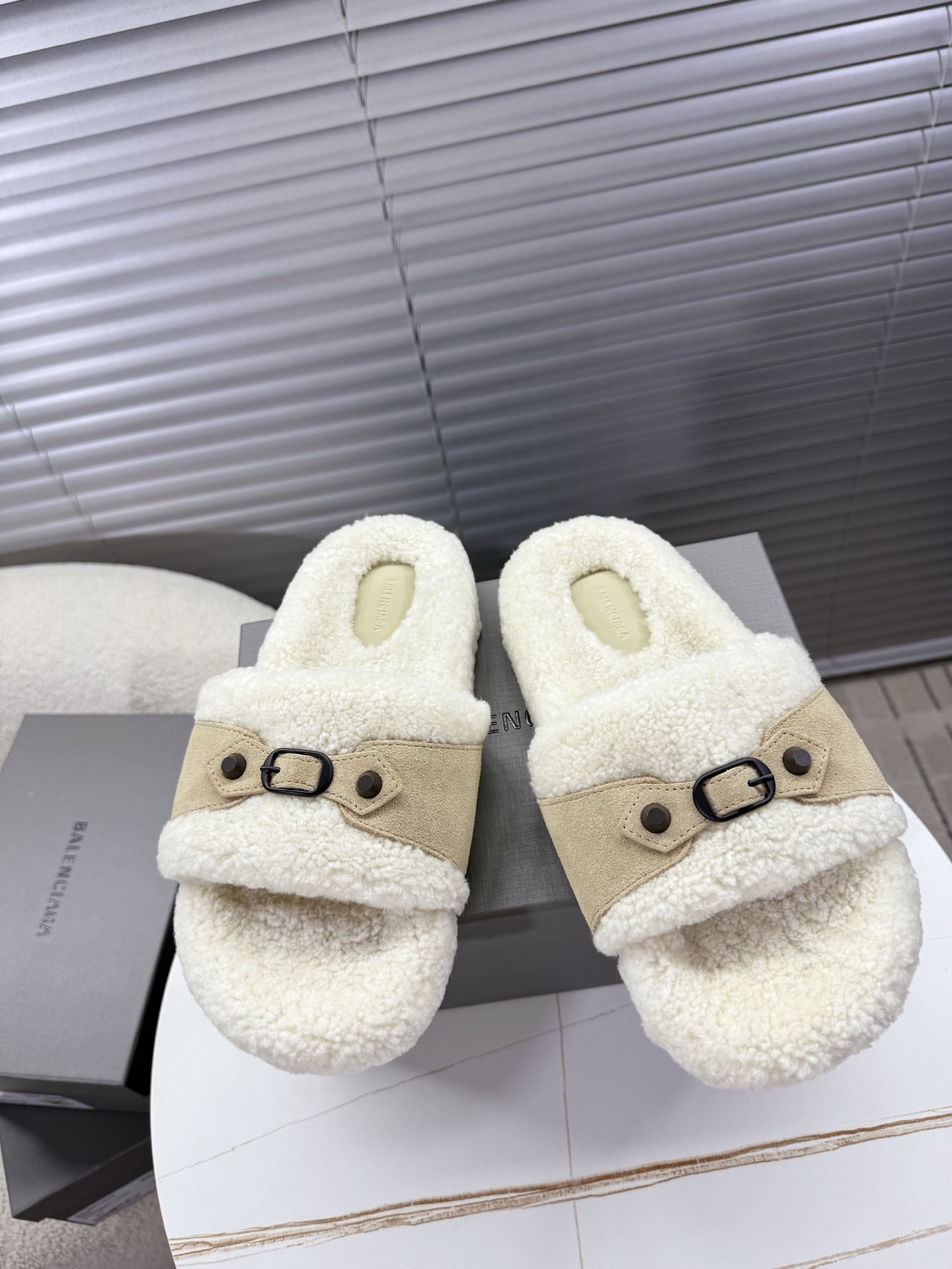 Bagsaaa Ba1en*iaga Furry Slide Sandals with beige