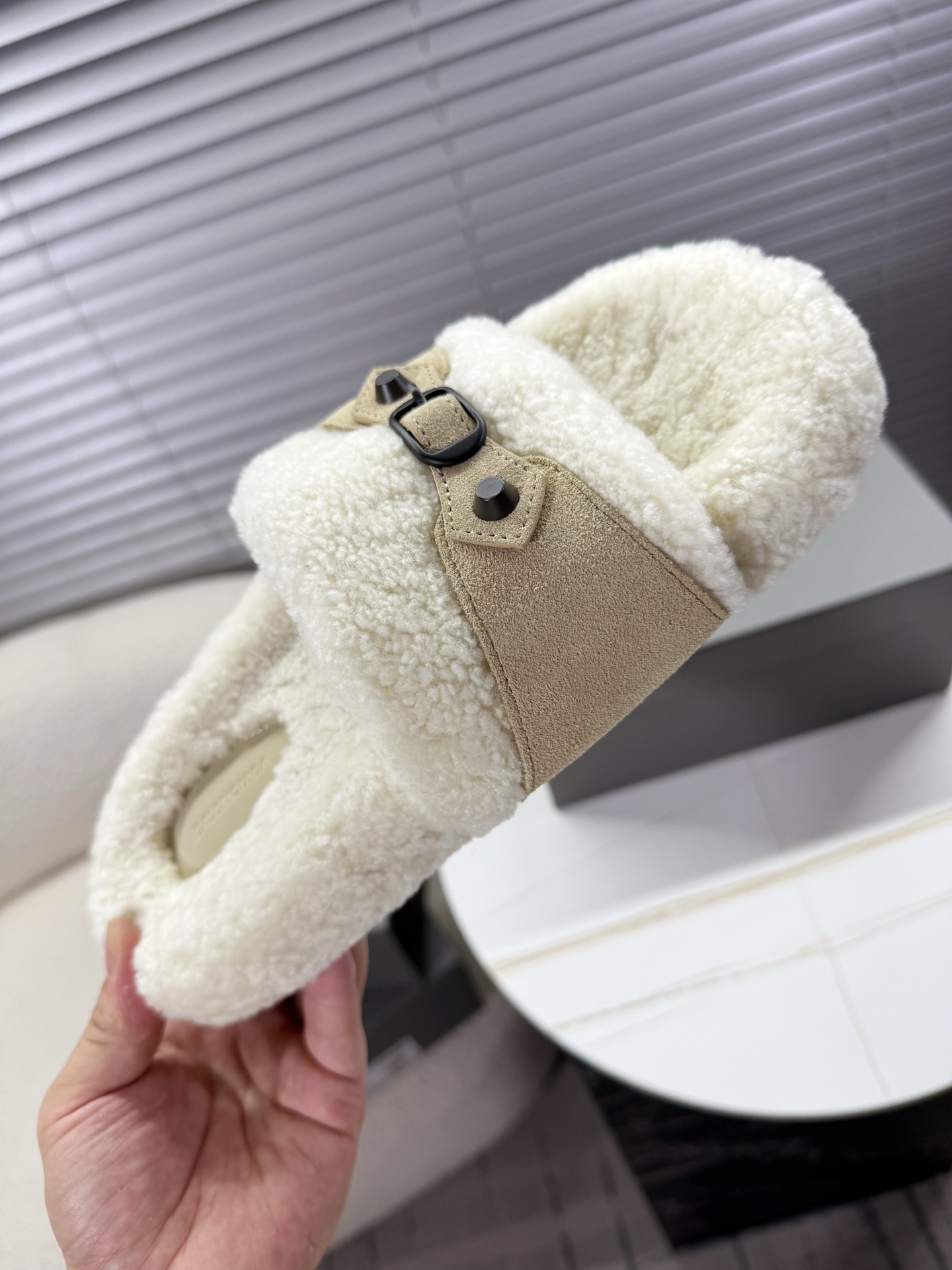Bagsaaa Ba1en*iaga Furry Slide Sandals with beige
