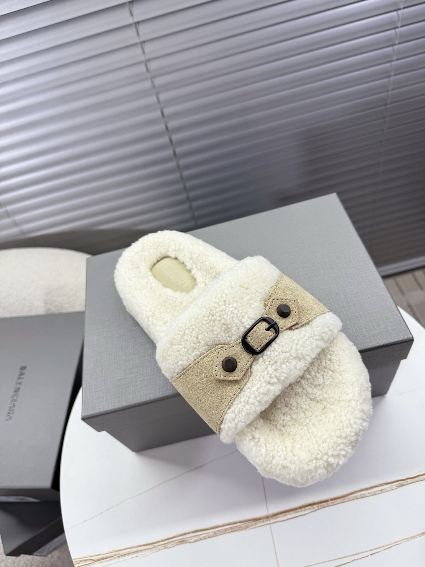 Bagsaaa Ba1en*iaga Furry Slide Sandals with beige