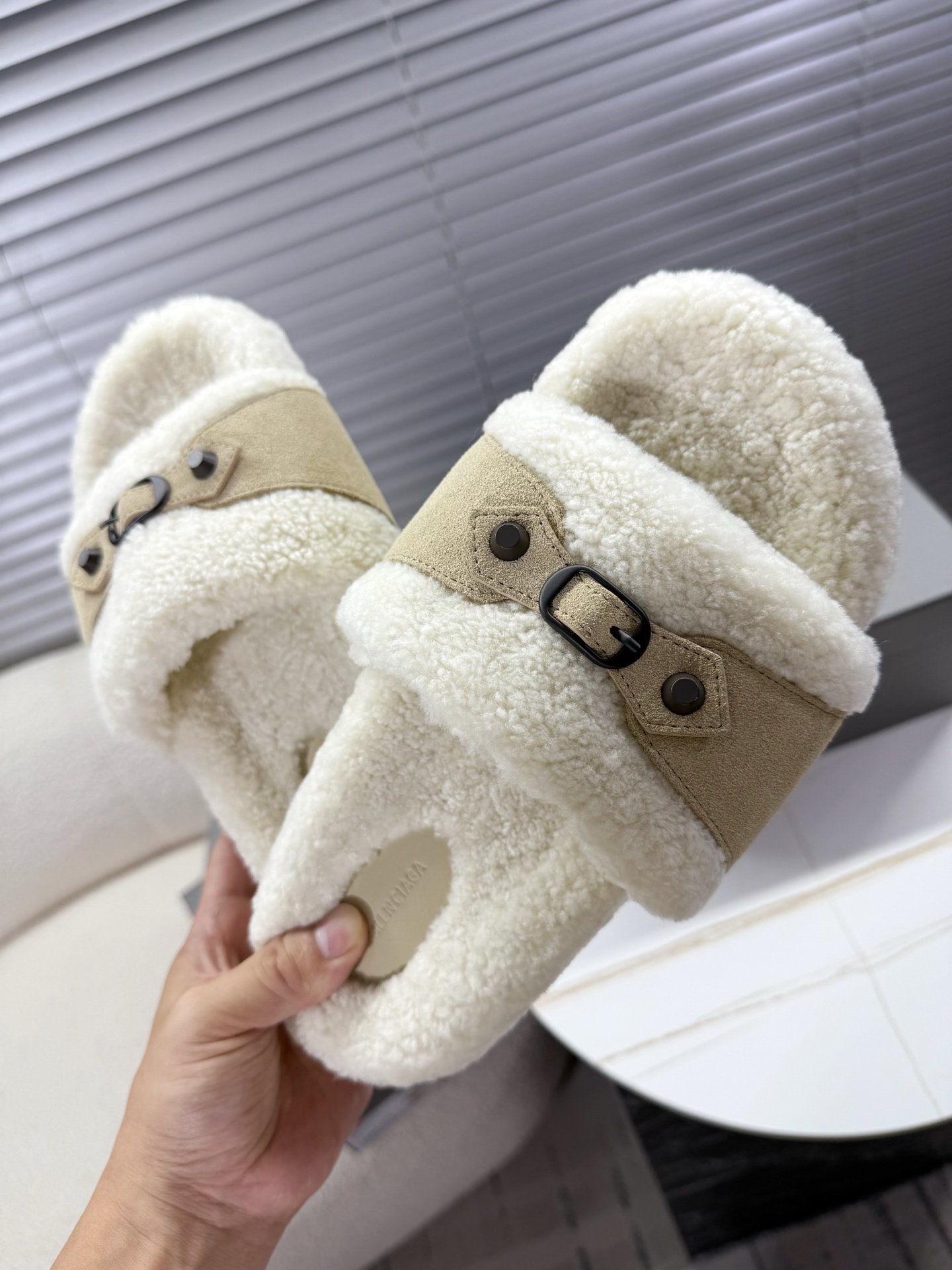Bagsaaa Ba1en*iaga Furry Slide Sandals with beige