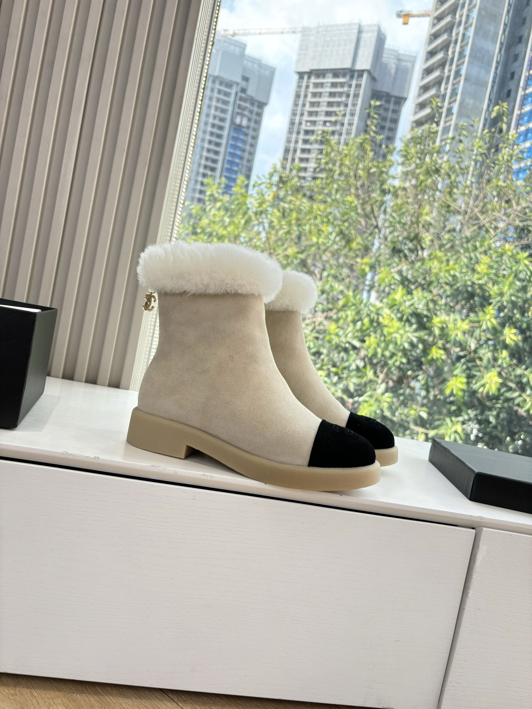 Bagsaaa Ch**el Shearling Short Boots beige