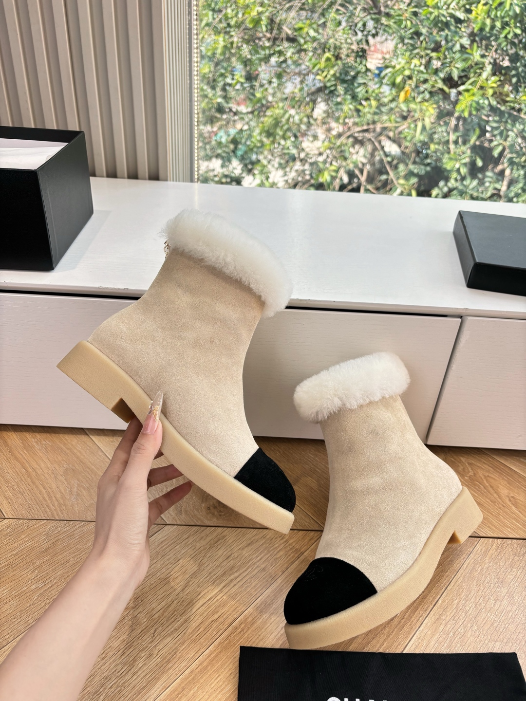 Bagsaaa Ch**el Shearling Short Boots beige
