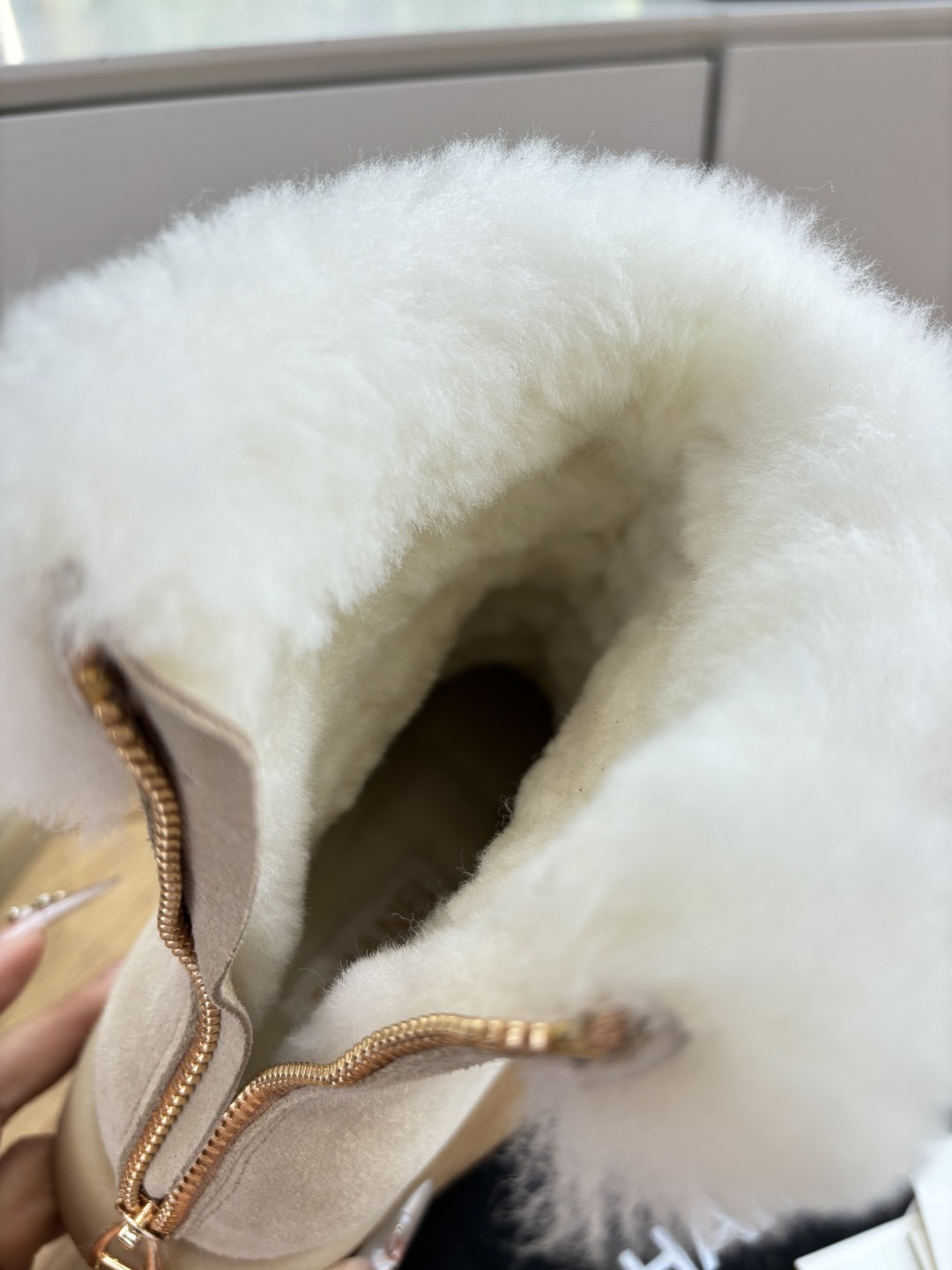 Bagsaaa Ch**el Shearling Short Boots beige