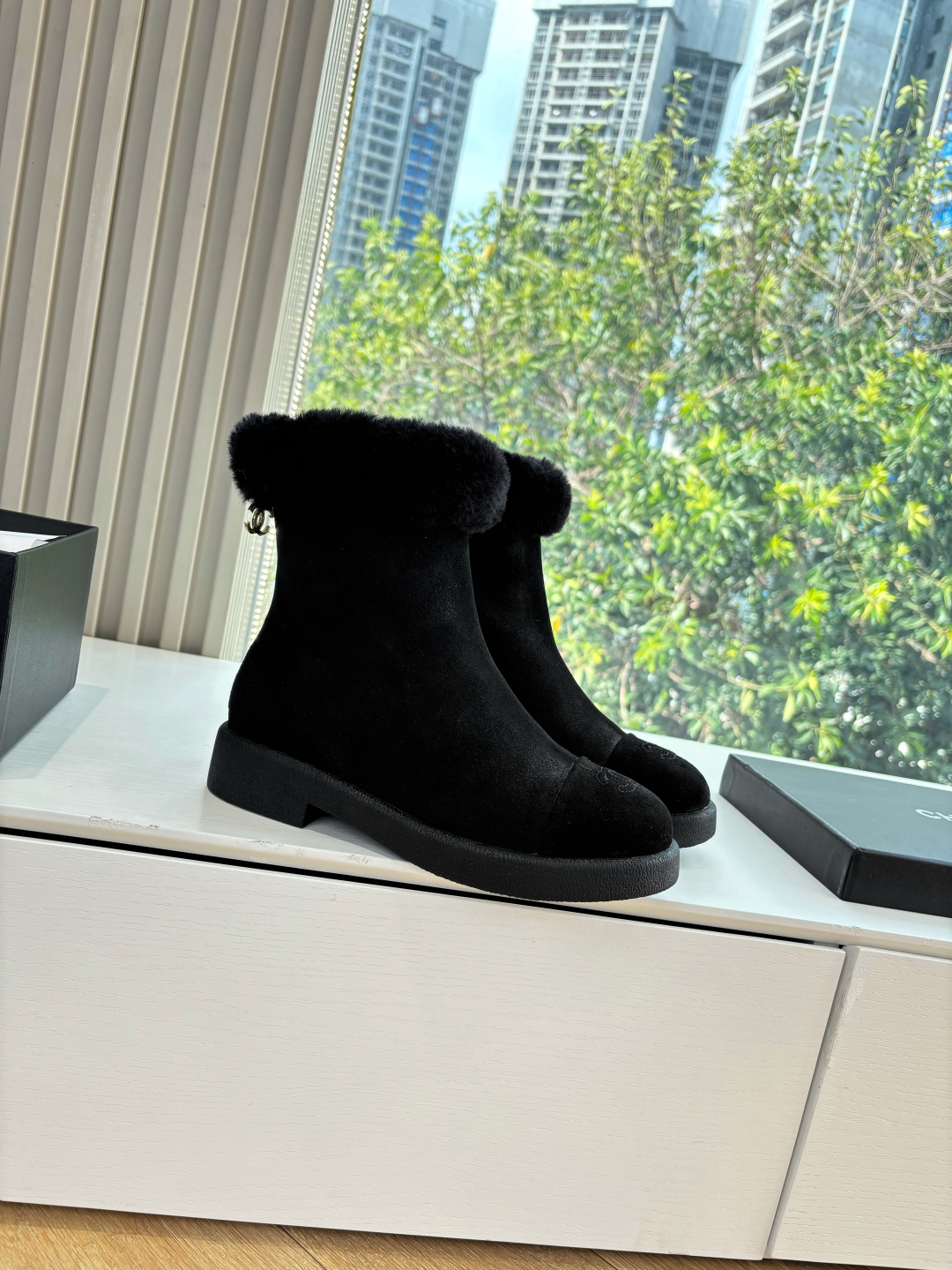Bagsaaa Ch**el Shearling Short Boots black