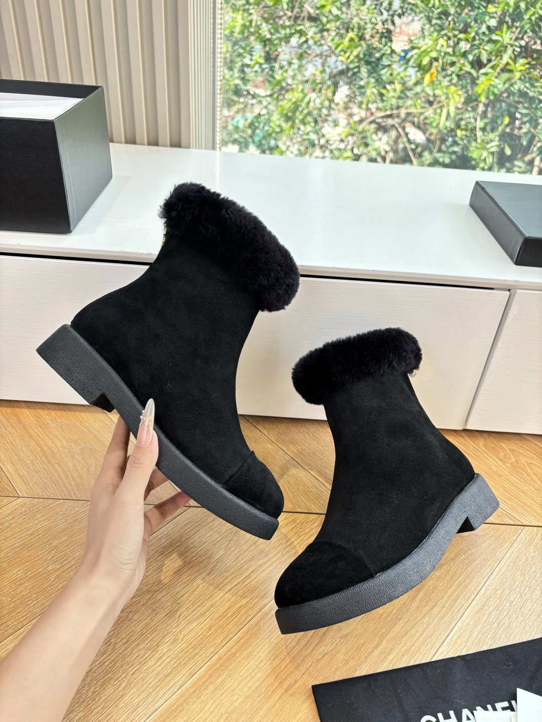 Bagsaaa Ch**el Shearling Short Boots black
