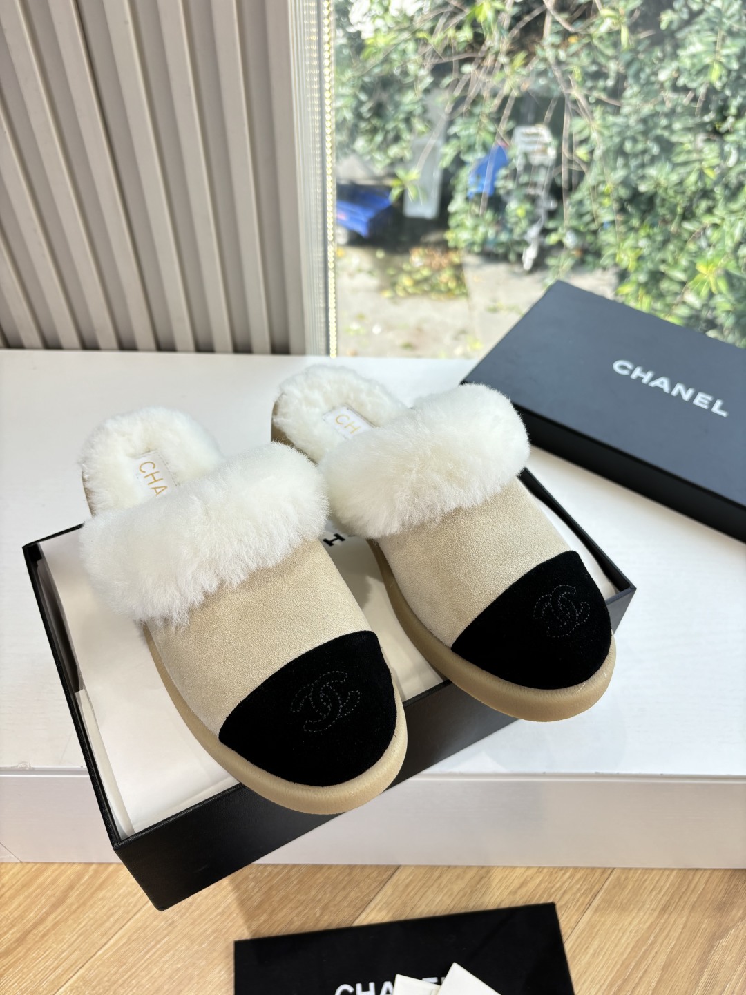 Bagsaaa Ch**el Shearling Mules beige