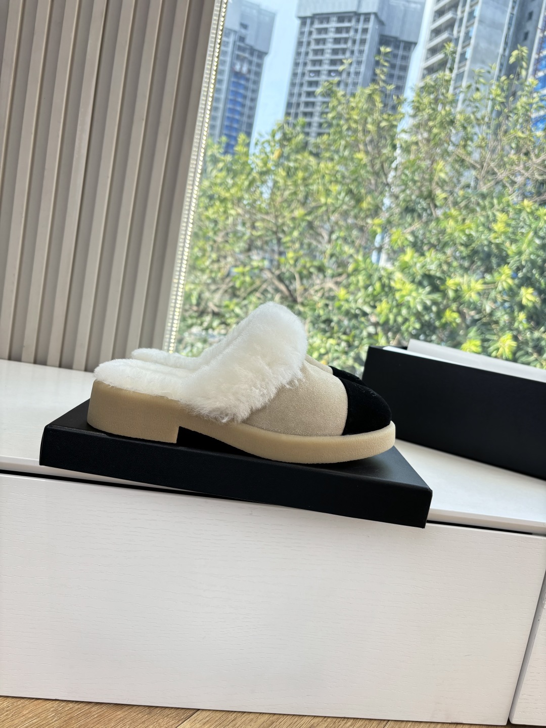 Bagsaaa Ch**el Shearling Mules beige