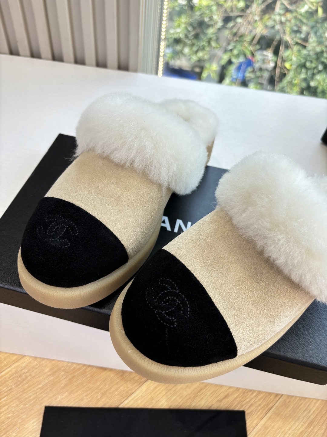 Bagsaaa Ch**el Shearling Mules beige