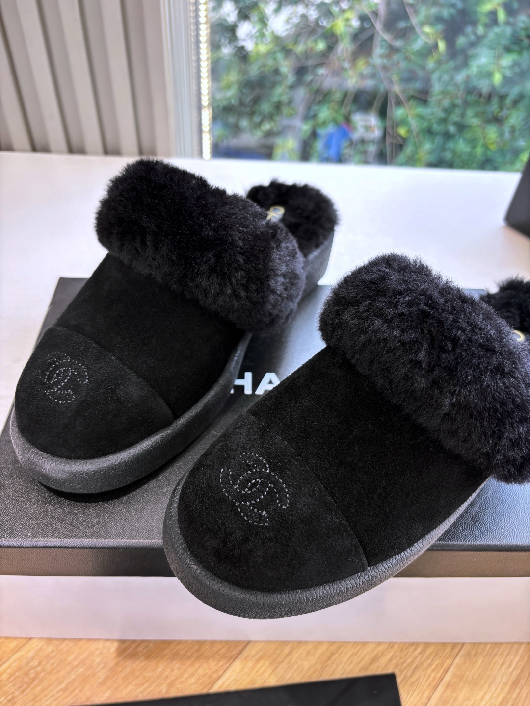 Bagsaaa Ch**el Shearling Mules black