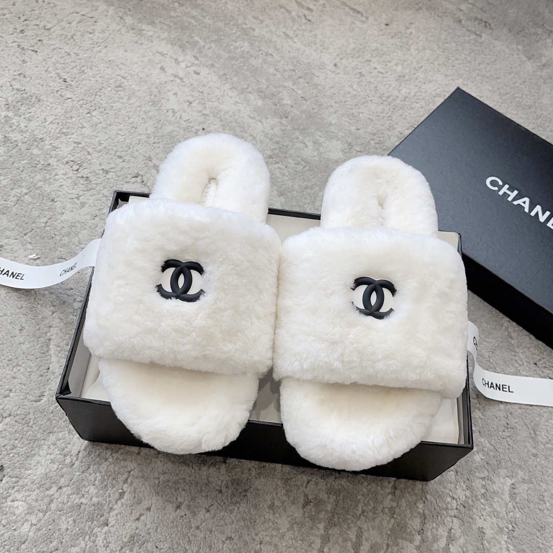 Bagsaaa Ch**el white fuzzy slippers with the CC logo