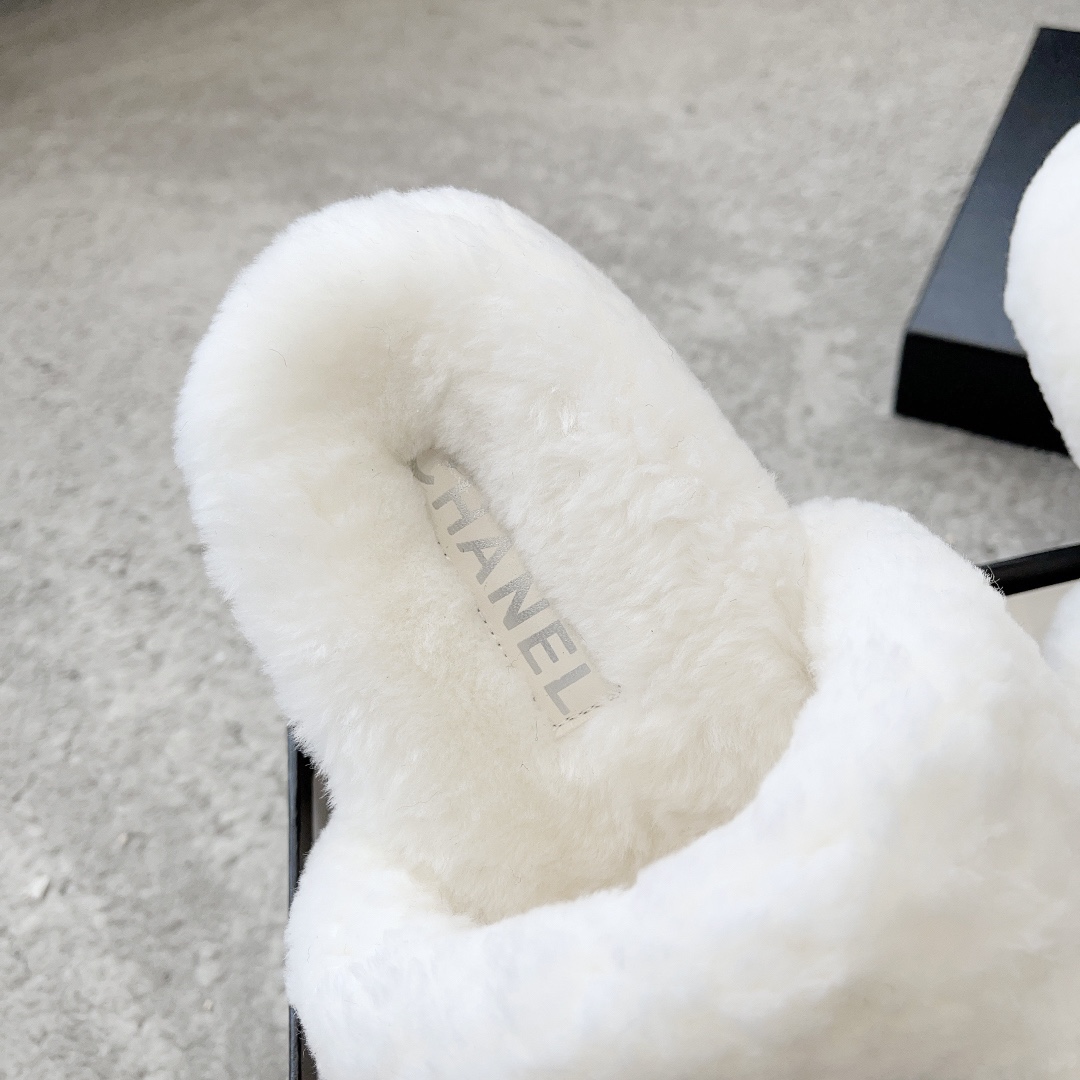 Bagsaaa Ch**el white fuzzy slippers with the CC logo