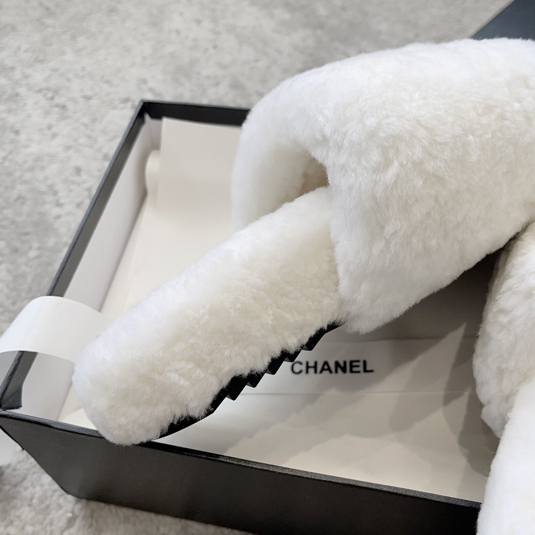 Bagsaaa Ch**el white fuzzy slippers with the CC logo