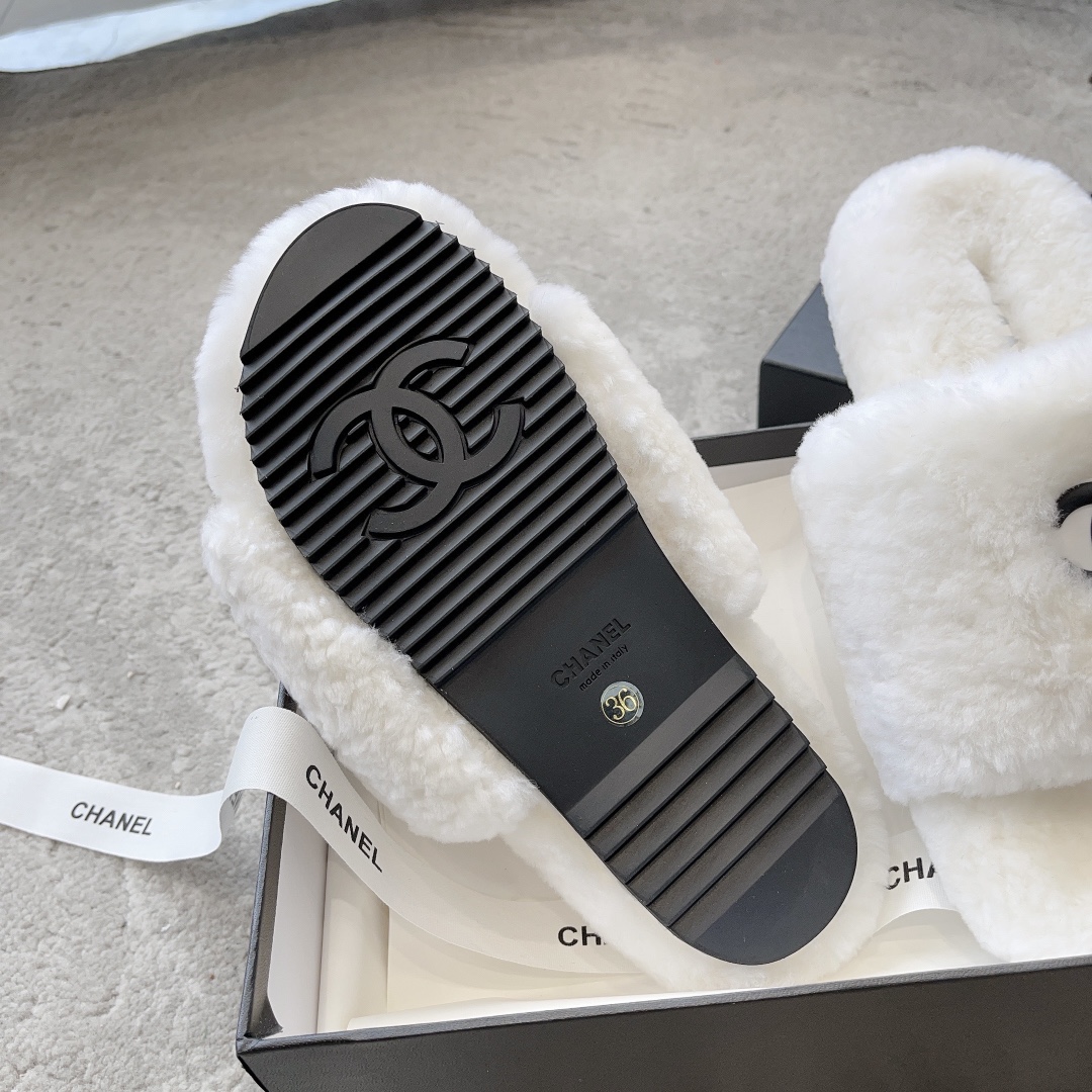 Bagsaaa Ch**el white fuzzy slippers with the CC logo