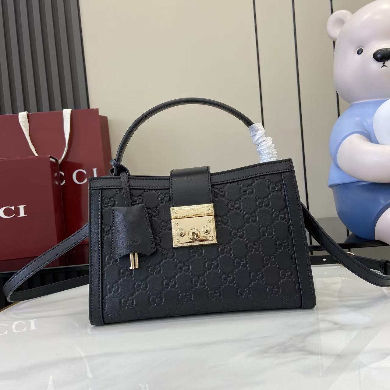 Bagsaaa Gvc*1 Padlock medium top handle bag 838992 black - 25.5cm