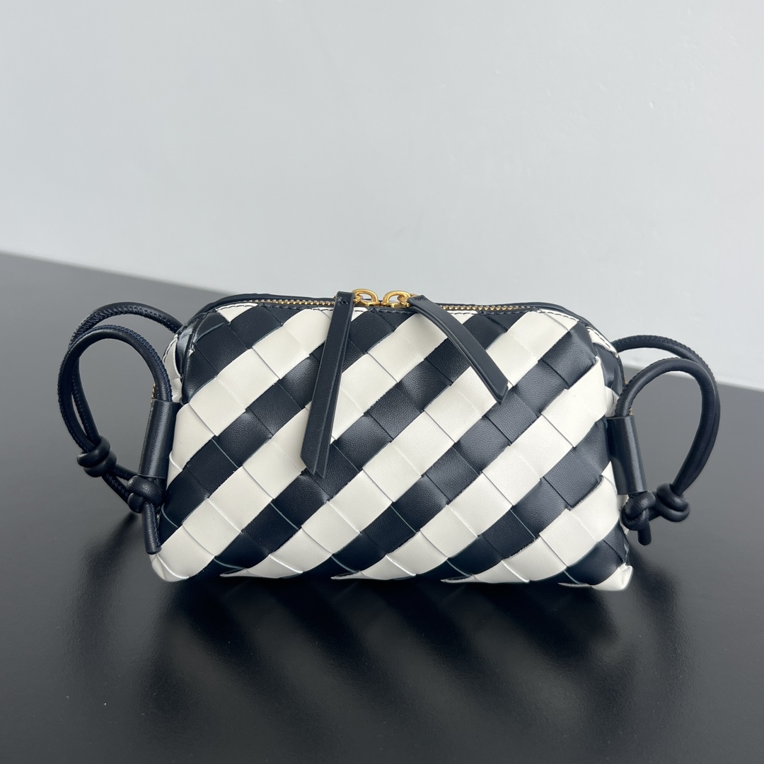 Bagsaaa B0tt*ga Ven*ta Concert Pouch Black & White - 18.5cm