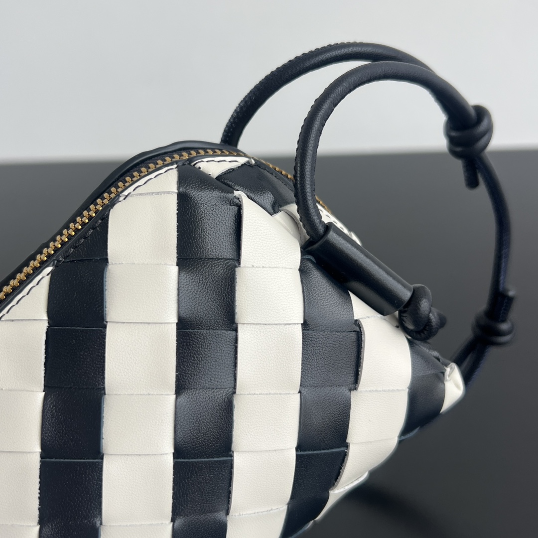 Bagsaaa B0tt*ga Ven*ta Concert Pouch Black & White - 18.5cm