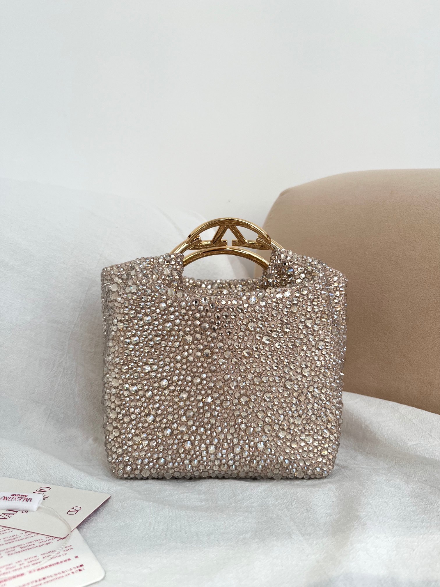 Bagsaaa Va1e*ntin0 Garavani Carry Secrets small bucket bag with gradient-effect rhinestone - 15cm