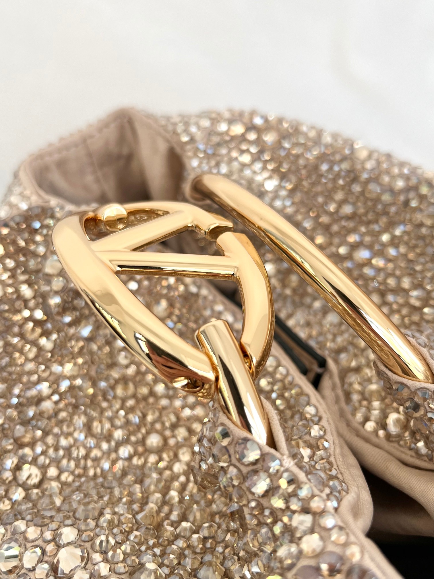 Bagsaaa Va1e*ntin0 Garavani Carry Secrets small bucket bag with gradient-effect rhinestone - 15cm