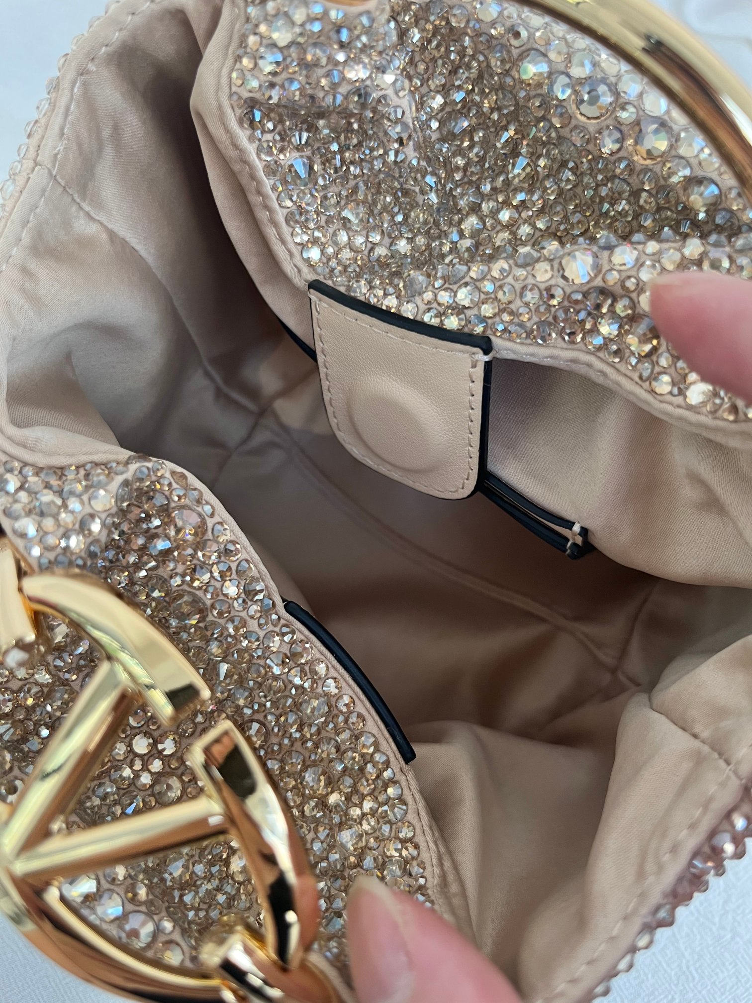 Bagsaaa Va1e*ntin0 Garavani Carry Secrets small bucket bag with gradient-effect rhinestone - 15cm