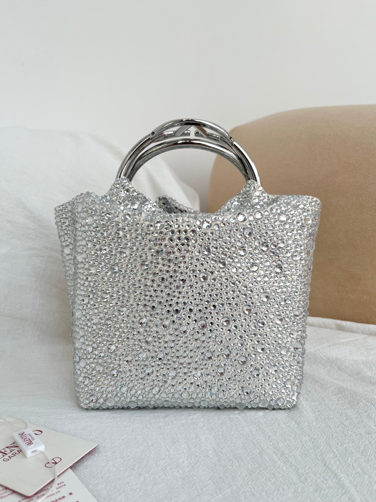 Bagsaaa Va1e*ntin0 Garavani Carry Secrets small bucket bag with silver rhinestone - 15cm