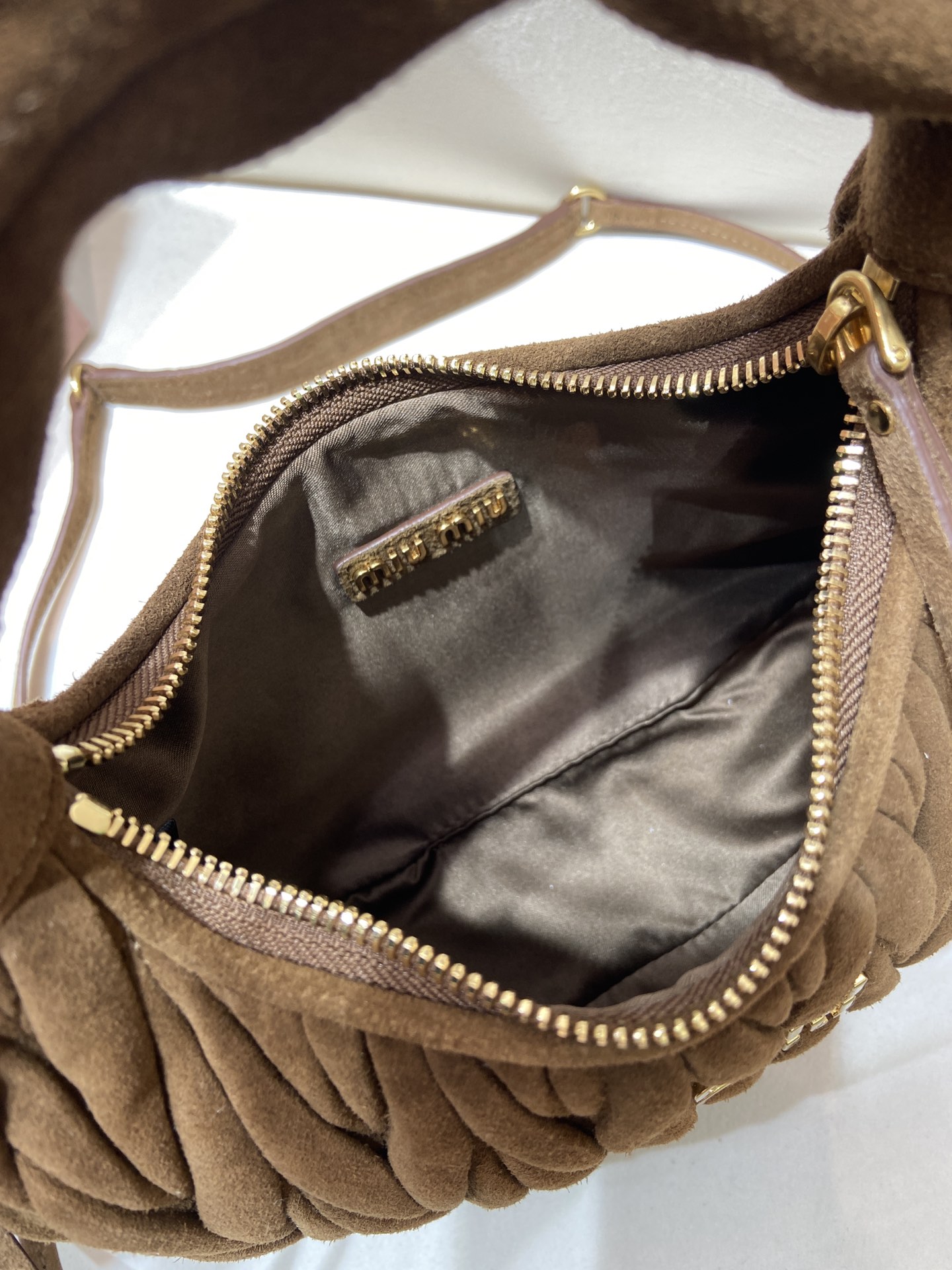 Bagsaaa Miu Miu Wander Matelassé Suede Hobo Bag brown - 20cm