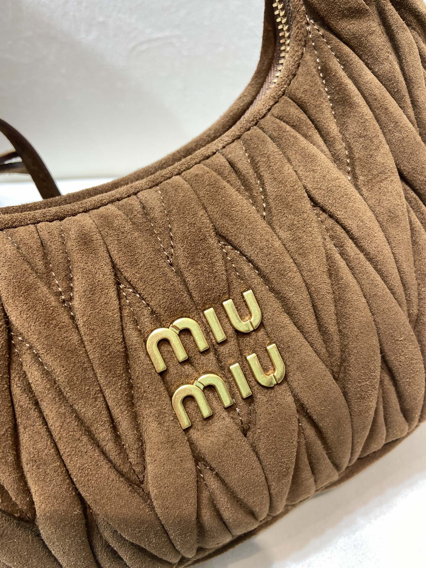 Bagsaaa Miu Miu Wander Matelassé Suede Hobo Bag brown - 20cm