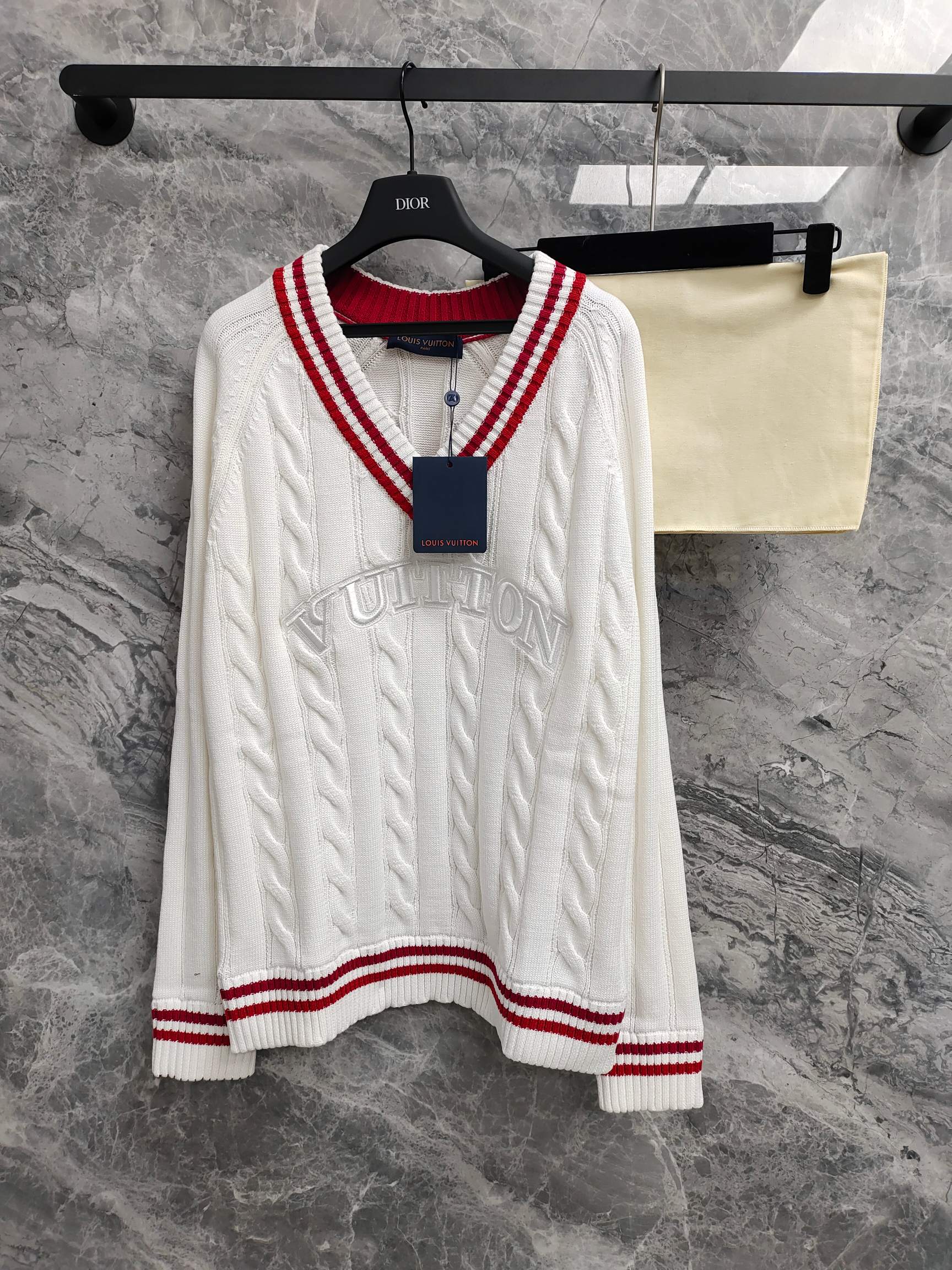 Bagsaaa L0vis Vvtt0n Preppy V-Neck Cable Pullover in white with red stripes